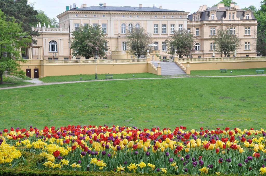 Zespol Palacowo-Parkowy W Ostromecku Ostromecko Luaran gambar